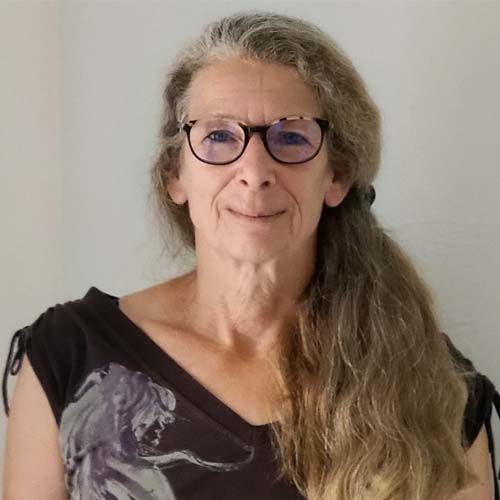 Frau sieht in Kamera