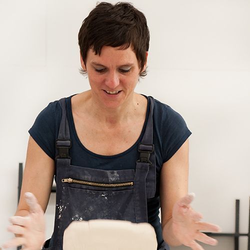 Eine Frau bei einer künstlerischen Tätigkeit.