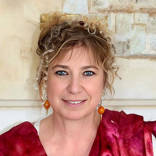 Frau schaut in eine Kamera.