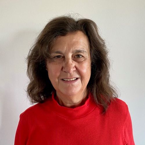 Eine Frau sieht in eine Kamera