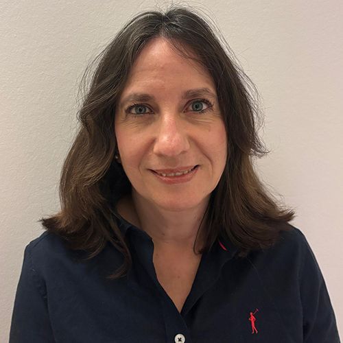 Frau sieht in Kamera