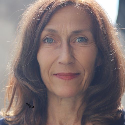 Eine Frau sieht in die Kamera