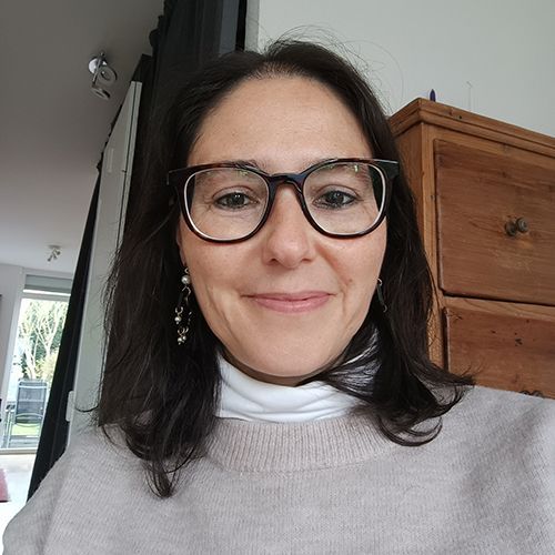 Eine Frau sieht in eine Kamera