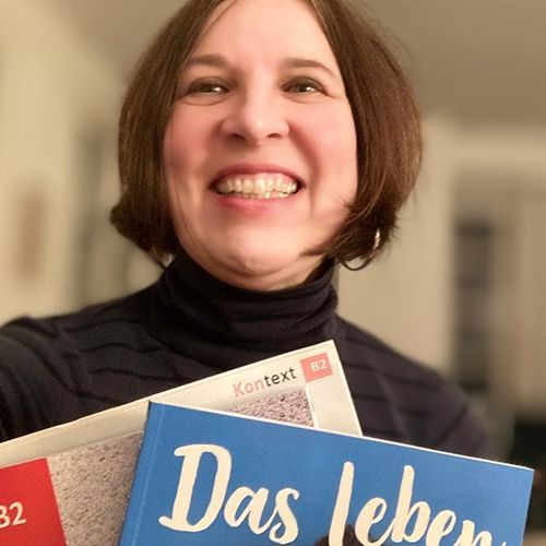 Dozentin schaut in Kamera