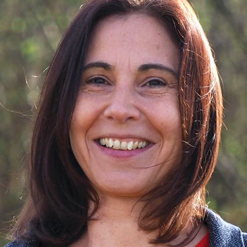 Fröhliche Frau sieht in Kamera