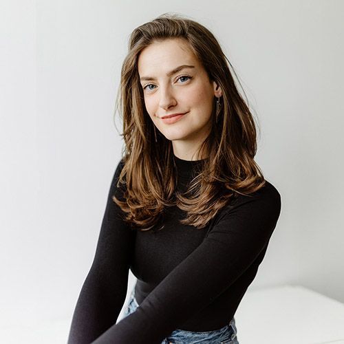 Frau mit langen dunklen Haaren und schwarzem Oberteil