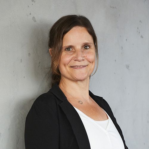 Eine Frau sieht in die Kamera