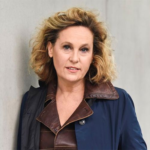 Frau sieht in Kamera.