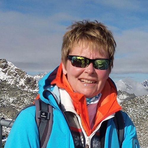 Frau mit Sonnenbrille blickt in die Kamea