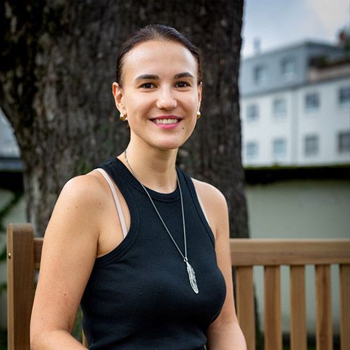 Eine Frau sieht in die Kamera