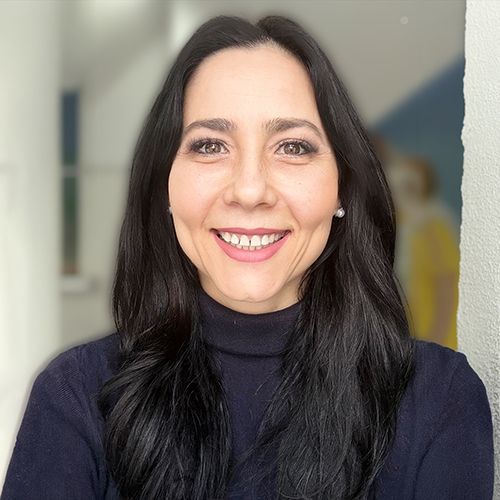 Frau sieht in Kamera