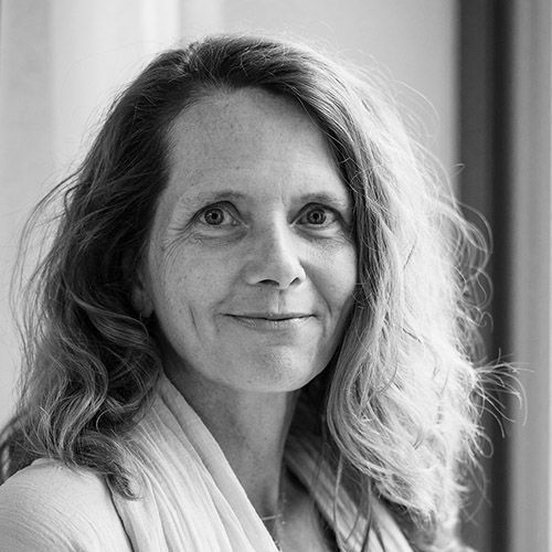 Frau sieht in Kamera