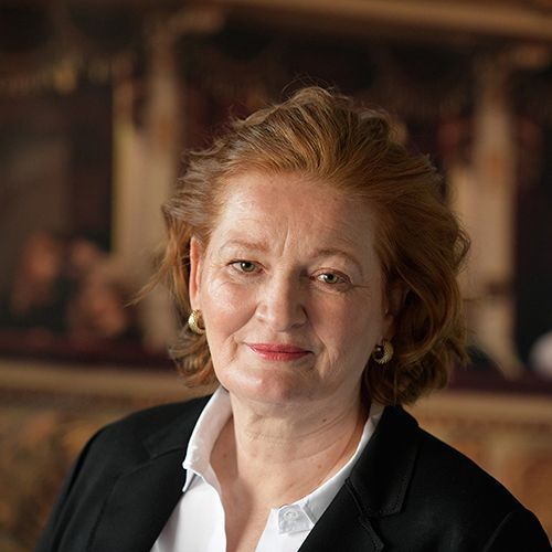 Eine Frau sieht in die Kamera