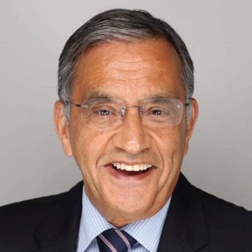 Ein Mann schaut in die Kamera