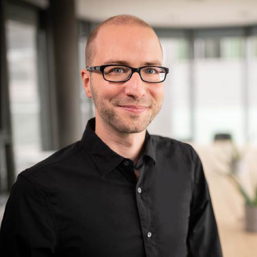 Dozent mit Brille und schwarzem Hemd