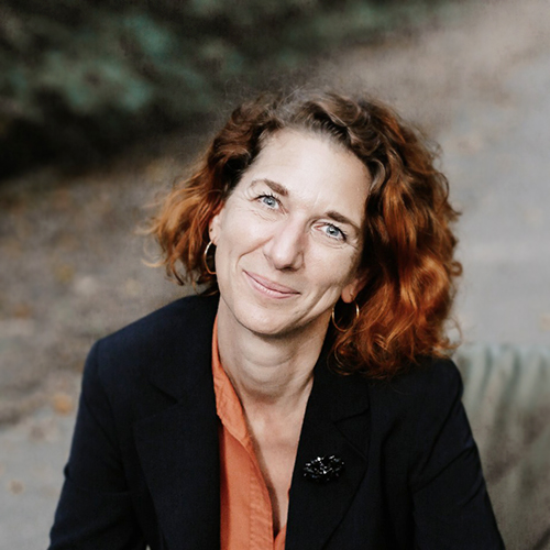 Frau mit roten lockigen Haaren 