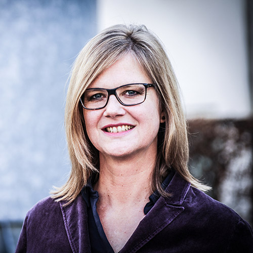 Dozentin mit mittellangen blonden Haaren und Brille