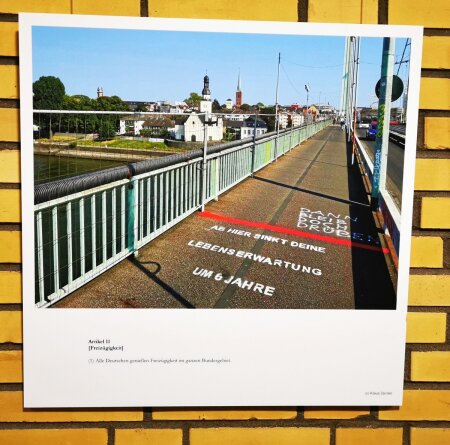 Ausstellung_Grundgesetz_1.jpg Fotos der Ausstellung: © Kölner VHS, gezeigte Werke: © Gemeinschaftsarbeit der Klasse 10A1 an der städtischen katholischen Hauptschule am Rhein Köln