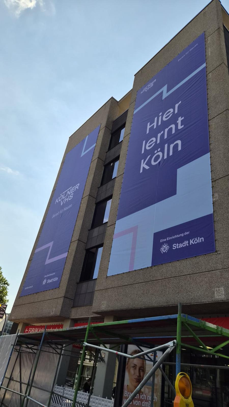 Fassadenbanner_Studienhaus_Bild_1.jpg