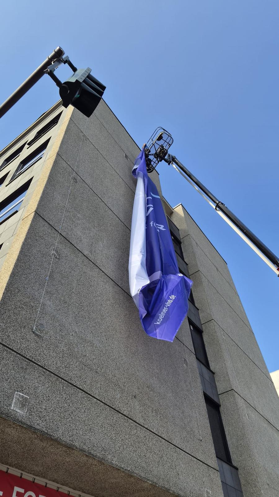 Fassadenbanner_Studienhaus_Bild_3.jpg © Kölner VHS